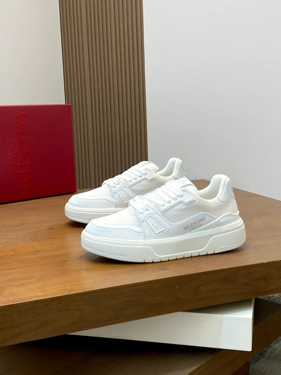 Men's shoes 💰660 Valentino/VALENTINO JOIE DE JOUER couple's low-top sneakers. This sneaker is made of splicing and is decorated with rubber VLOGO SIGNATURE details on the front. The upper is punched and the tongue is decorated with VLOGO SIGNATURE. Logo, with two-color rubber outsole, suede leather fabric lining, logo cowhide insole, fashionable and elegant style, comfortable and breathable for the upper foot, full of personality, and comes with a complete set of original packaging! Code number: 39-44 (38, 45 customized)